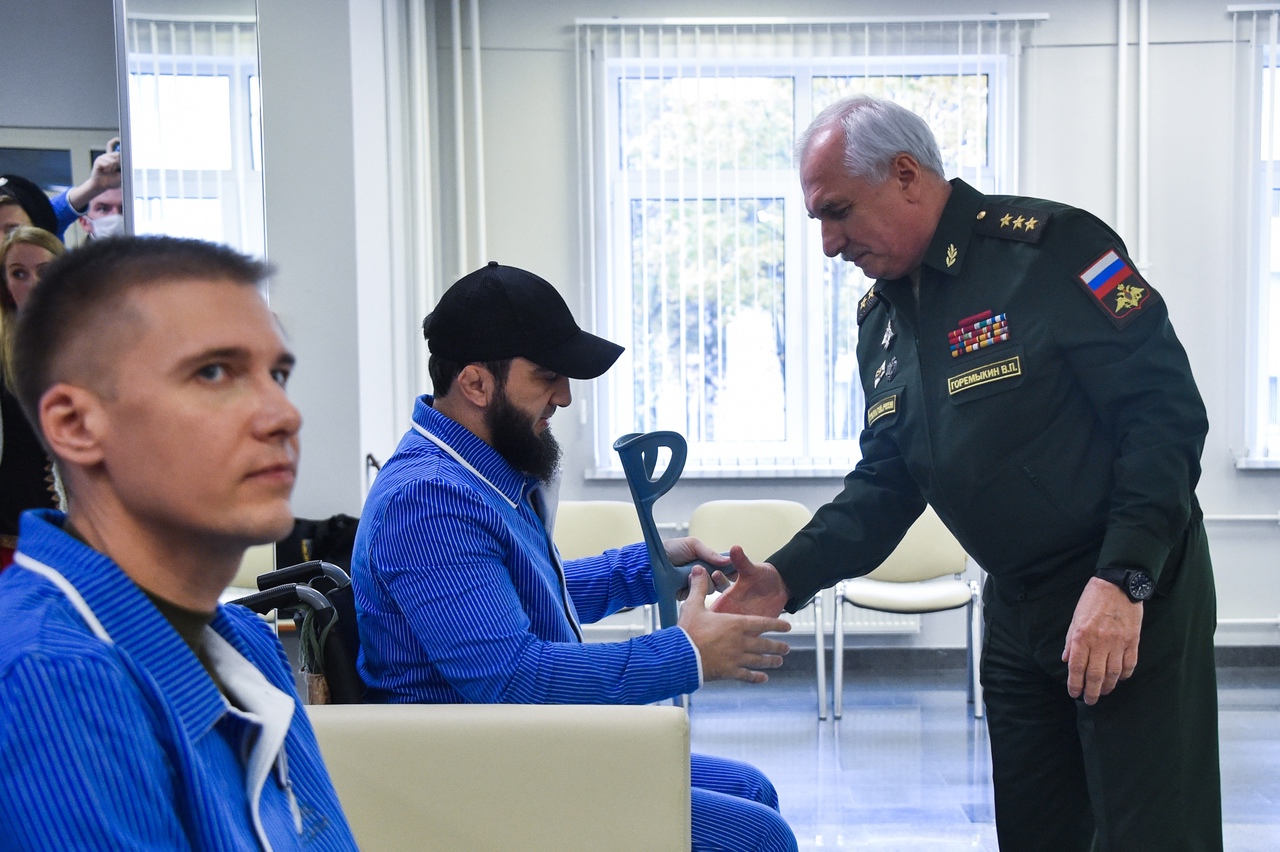 Заместитель Министра обороны встретился с ранеными военнослужащими-участниками спецоперации и членами их семей