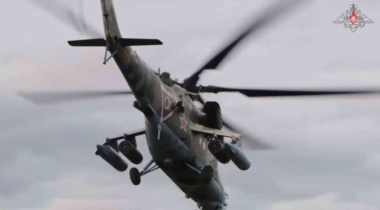 Экипажи вертолётов Ми-35М уничтожили опорный пункт и живую силу противника 