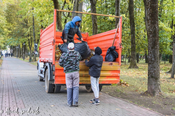 В Смоленске проходят осенние уборки парков и скверов