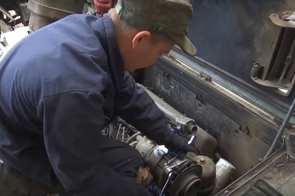 Воины-ремонтники проводят восстановление колесных и гусеничных машин любой сложности