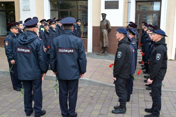 В Смоленске молодые полицейские почтили память милиционера Викторина Курицына