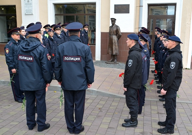 В Смоленске молодые полицейские почтили память милиционера Викторина Курицына