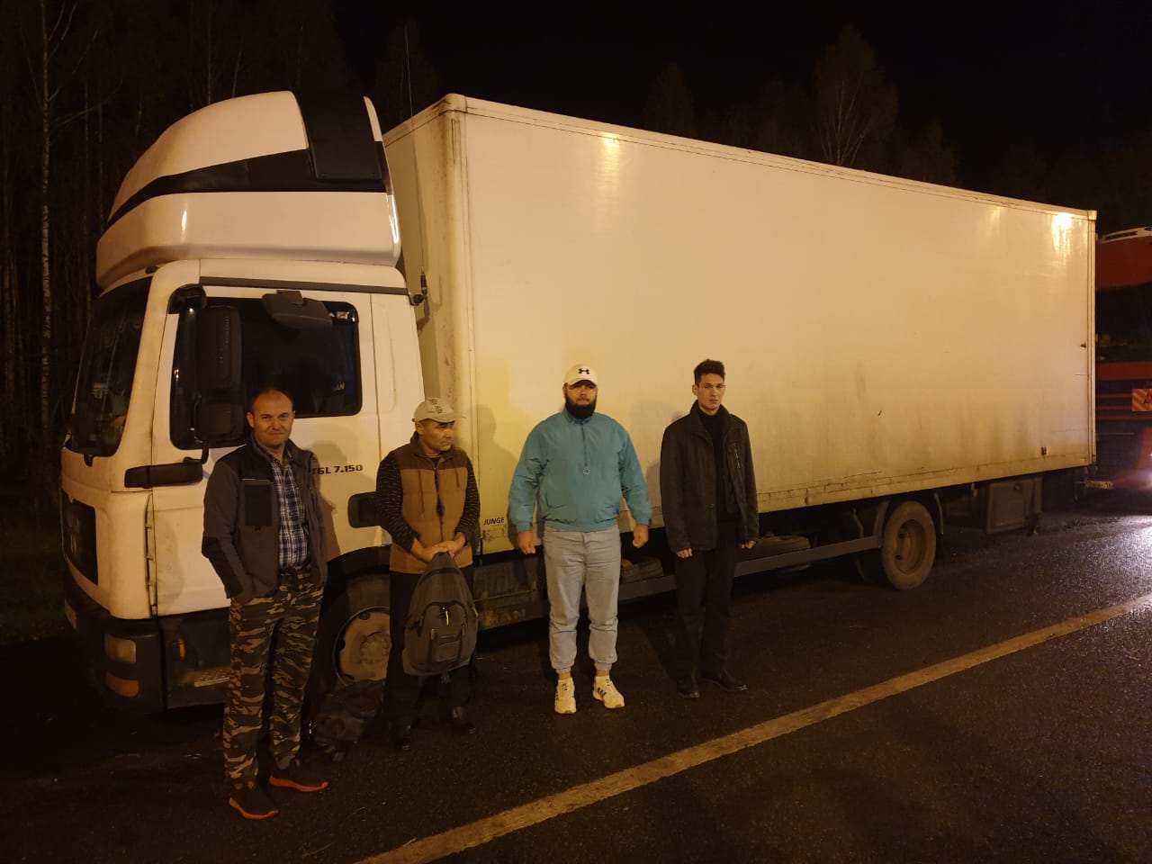 Смоленские пограничники принудительно остановили мчавшийся к госгранице грузовик