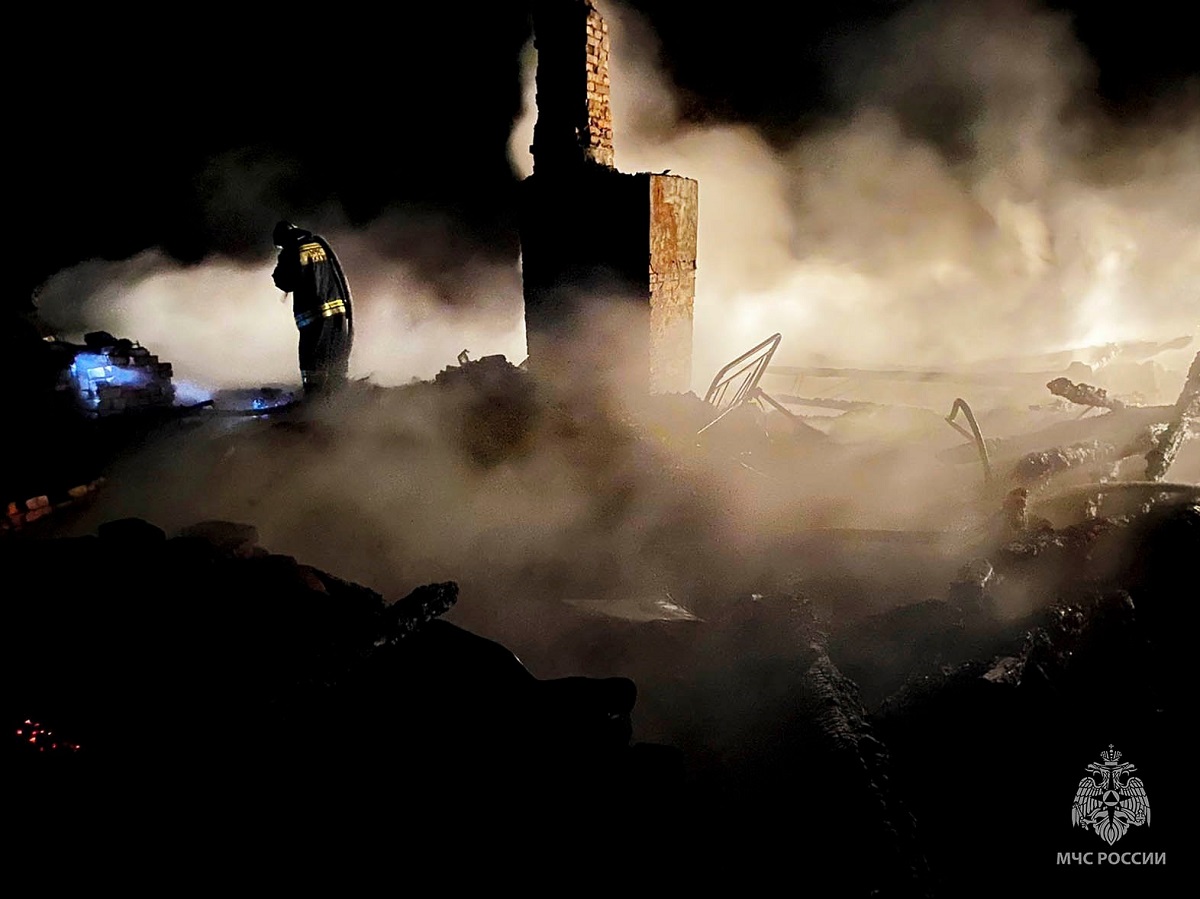 Ночной пожар в Рославльском районе лишил семью частного дома