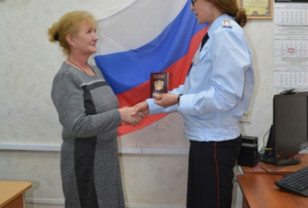 В Смоленске мать воина-контрактника получила гражданство РФ в упрощенном порядке