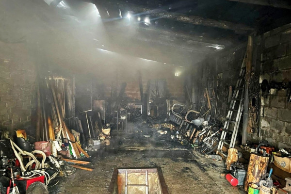 В Вязьме в пристроенном к частному дому гараже вспыхнул пожар