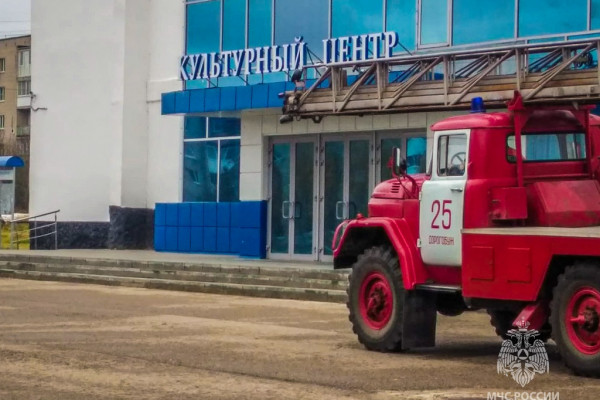 Смоленские пожарные спасли культурный центр от условного возгорания