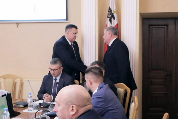 Председатель Смоленского горсовета вручил удостоверения и знаки новым депутатам