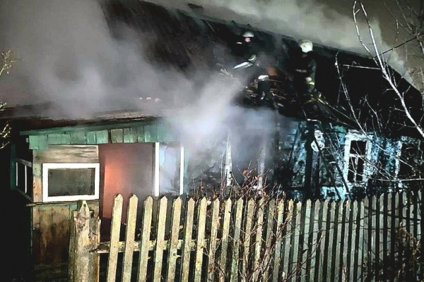 В Рославле в результате пожара частично выгорел частный жилой дом