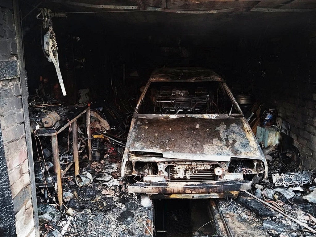 В одном из гаражных кооперативов Смоленска сгорела «девяносто-девятка»