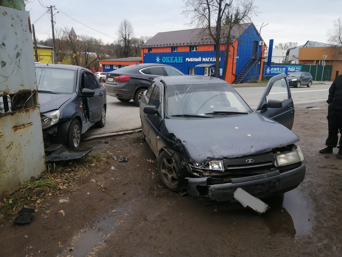 В Смоленске при столкновении двух автомобилей пострадала женщина