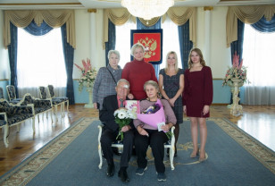 В Смоленске поздравили крепкие семейные пары с юбилеем совместной жизни