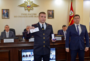 В Смоленске Евгению Коноплянникову вручили почётный знак «За преданность службе»