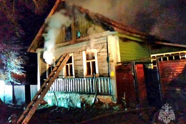 Смоленским пожарным удалось спасти от уничтожения дачу в Демидове