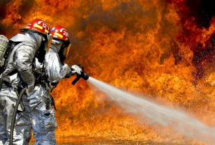 Ранним утром в Смоленске 20 спасателей тушили пожар в квартире