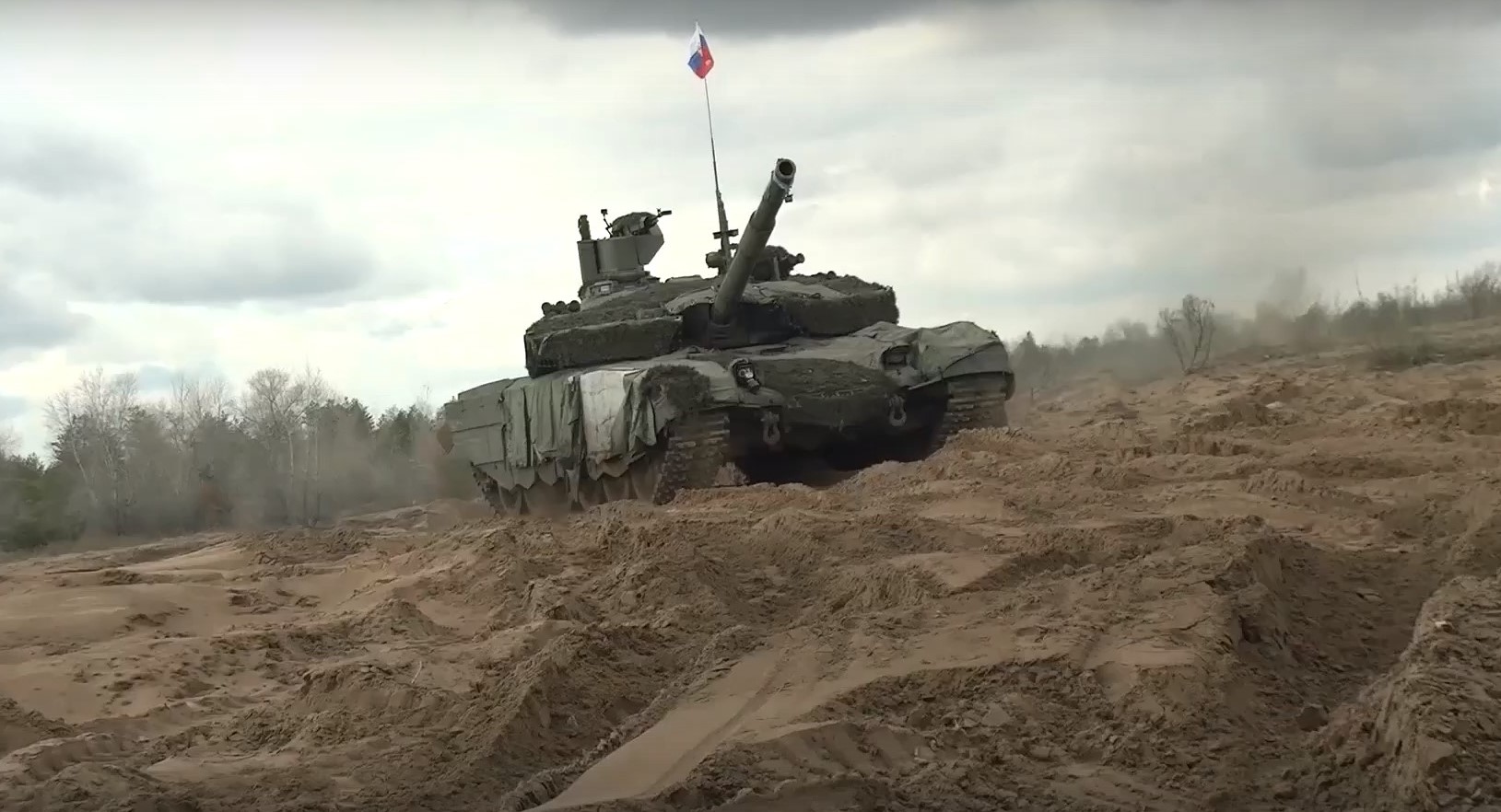 Экипажи танков Т-90М «Прорыв» ЦВО оттачивают боевые навыки в тыловом районе СВО