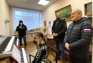 Сергей Неверов посетил обновленную Сафоновскую школу искусств