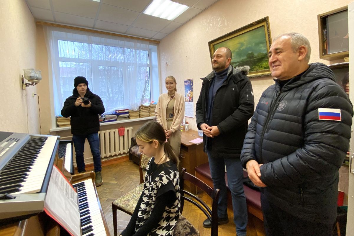 Сергей Неверов посетил обновленную Сафоновскую школу искусств