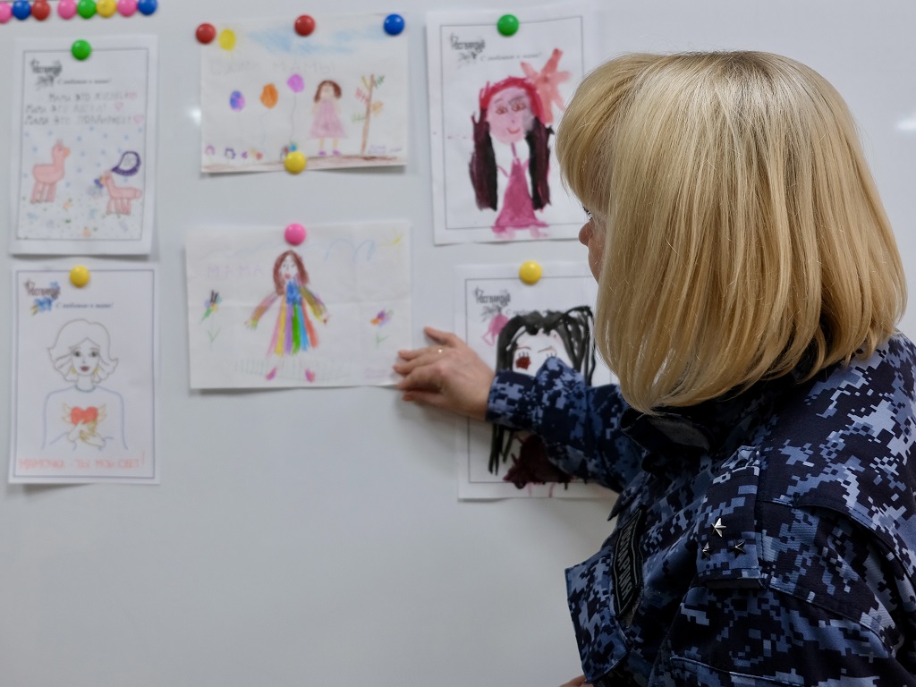 Смоленское управление Росгвардии организовало выставку детских рисунков