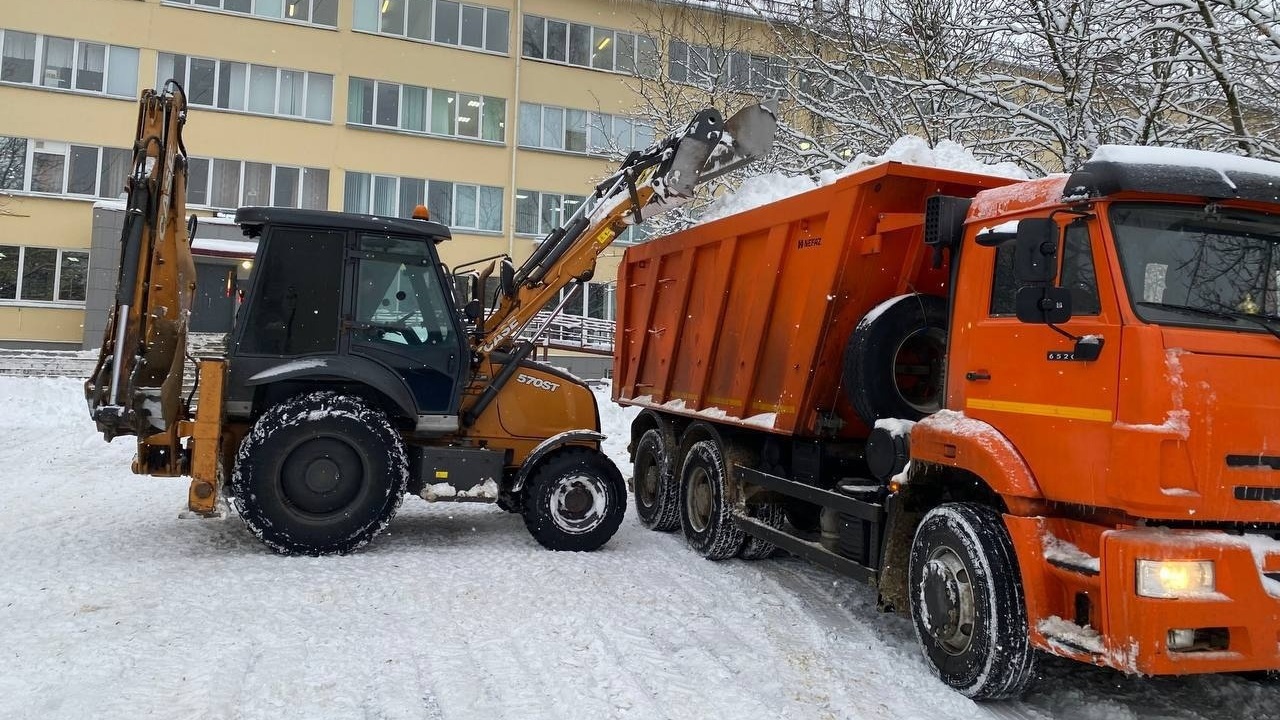 В течение нескольких дней в Смоленске было вывезено около 12 000 тонн снега