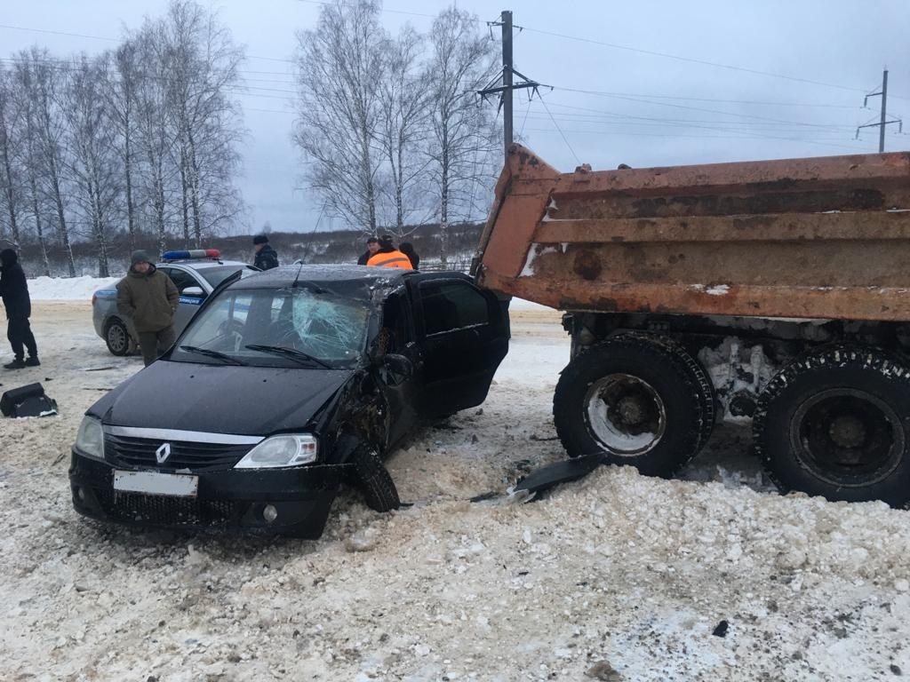 В Духовщинском районе произошла авария с участием трёх автомобилей