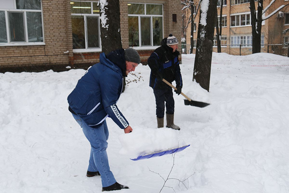 В Смоленске единороссы расчистили от снега прогулочные площадки в детском саду