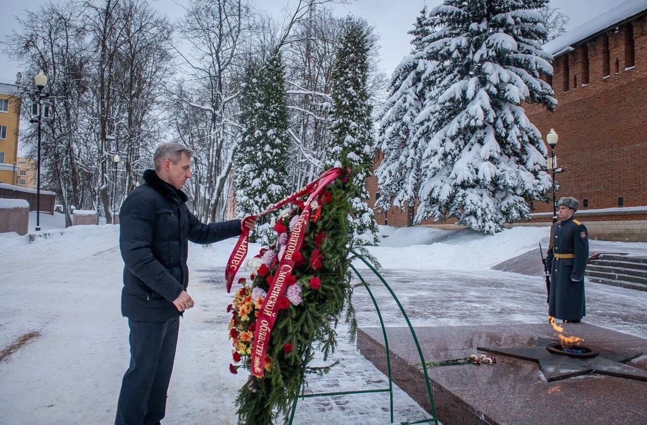 Губернатор Смоленской области почтил память героев Отечества
