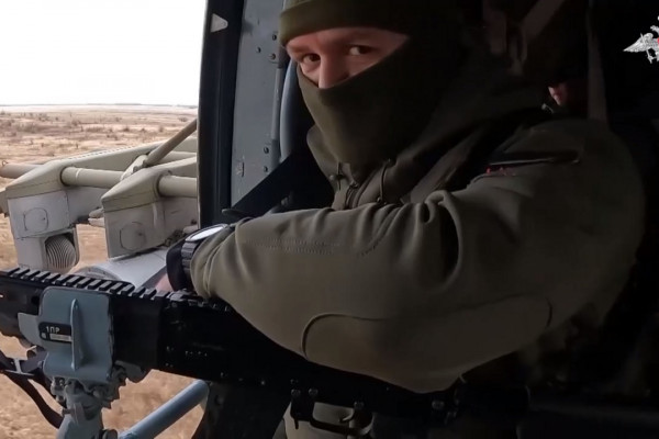 Кадры боевой работы российского поисково-спасательного подразделения в зоне СВО