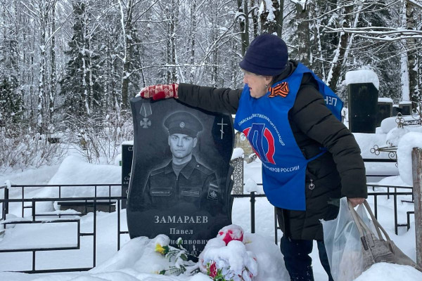 В Смоленске единороссы очистили от снега могилу бойца СВО