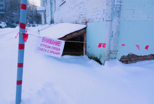В Смоленске коммунальщики очищают крыши домов от снега