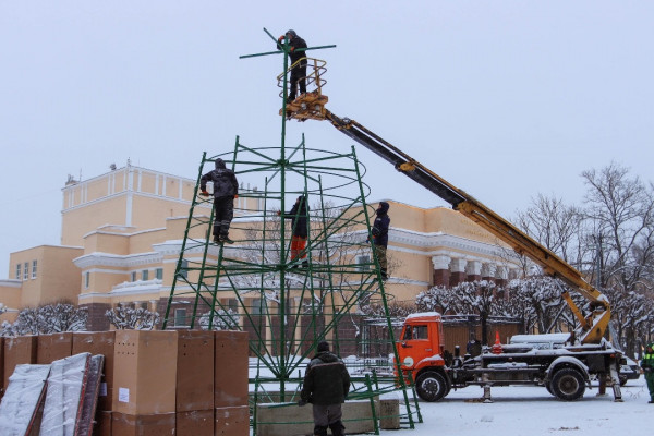 В Смоленске устанавливают главную городскую ёлку