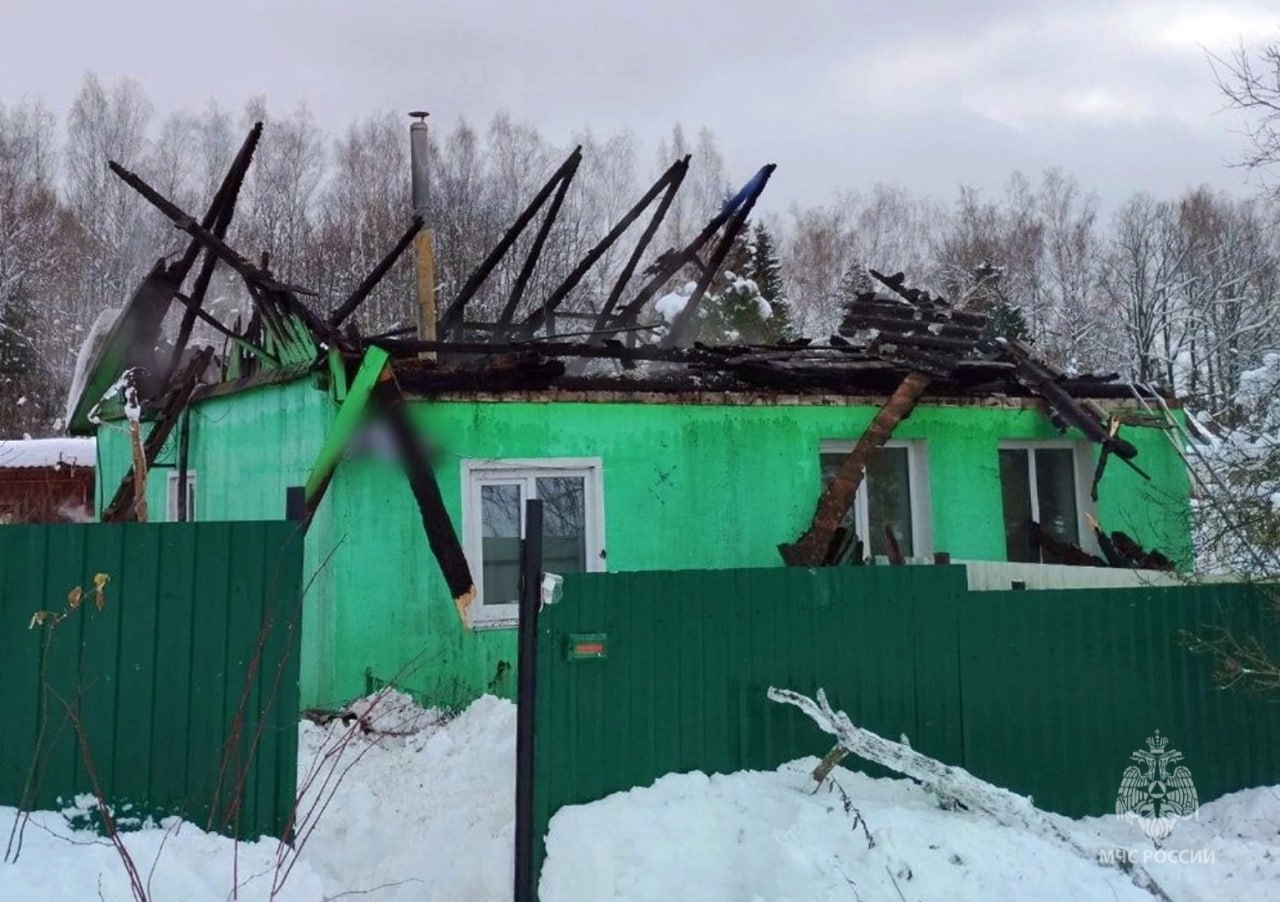 В Ярцеве спасатели тушили пожар в двухквартирном доме