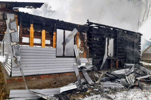 В Рославльском районе внутри сгоревшего дома найдено тело 58-летнего мужчины