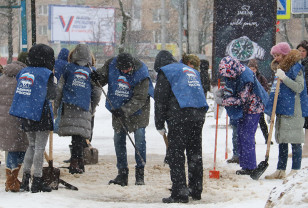 В Промышленном районе Смоленска очистили от снега и льда остановки и пешеходные переходы