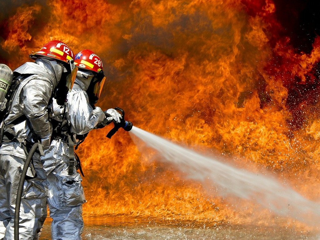 В Рославле 12 спасателей тушили пожар в жилом доме