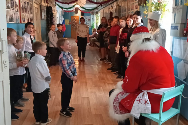 Смоленские транспортные полицейские приняли участие во Всероссийской акции «Полицейский Дед Мороз»