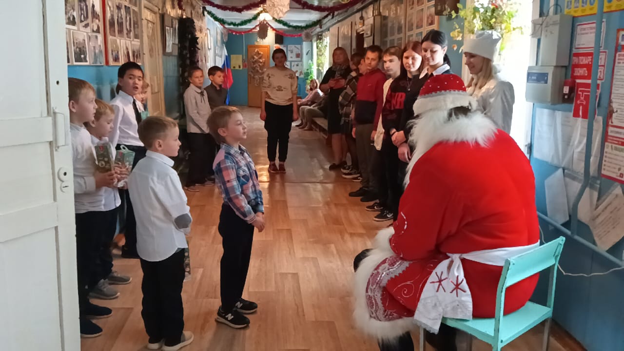 Смоленские транспортные полицейские приняли участие во Всероссийской акции «Полицейский Дед Мороз»