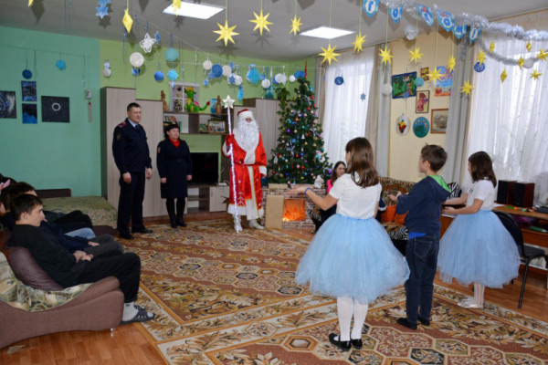 В Смоленской области полицейский Дед Мороз вручил подарки детям из подшефного учреждения