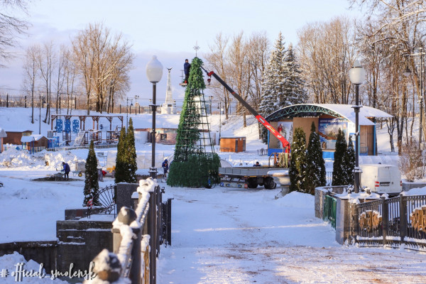 Во всех районах Смоленска продолжают устанавливать новогодние елки