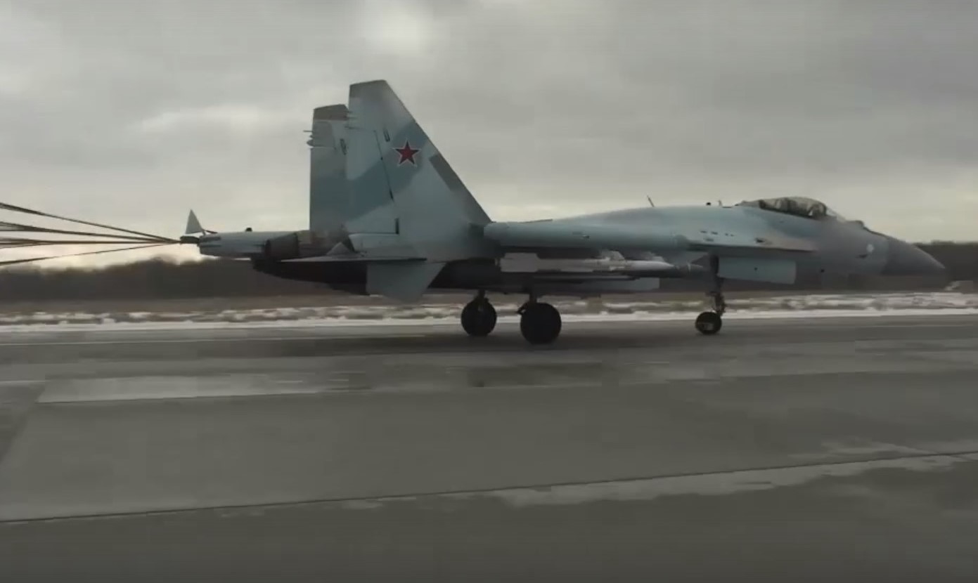 Истребитель Су-35 прикрыл российские бомбардировщики от самолетов ВСУ