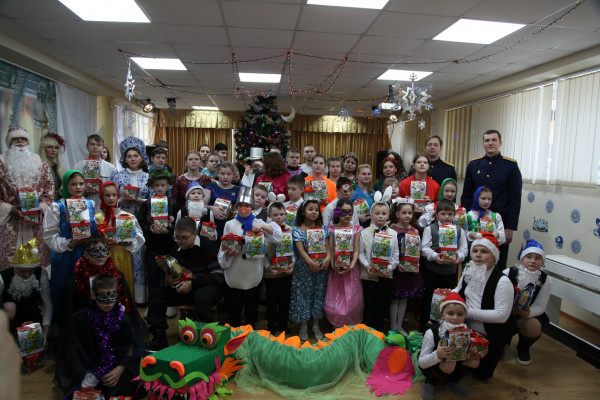 Офицеры смоленского СК поздравили воспитанников подшефного детского учреждения с праздником