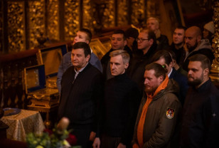 Губернатор Василий Анохин принял участие в праздничной Божественной литургии