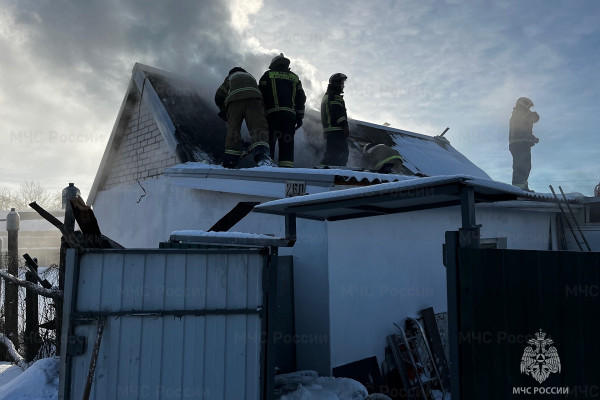 В Смоленске в СНТ «Северный-2» горел дачный дом