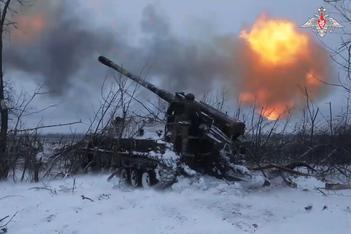 В зоне СВО российские артиллеристы уничтожили оборонительные сооружения и танк противника