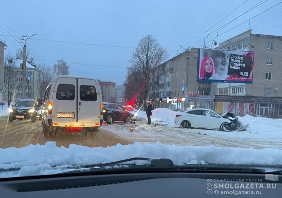 Утром в Смоленске на улице Николаева произошла авария