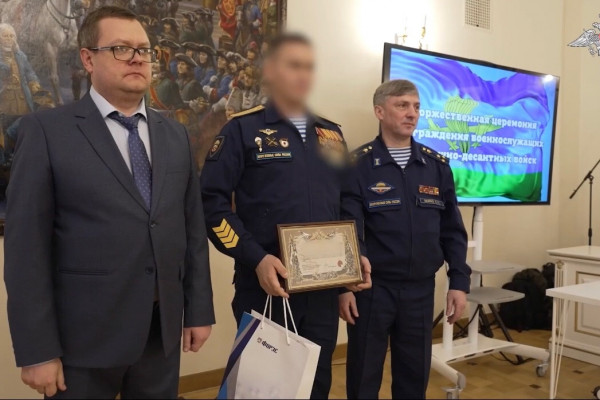 Военнослужащим ВДВ вручили денежные сертификаты за подбитые танки производства стран НАТО