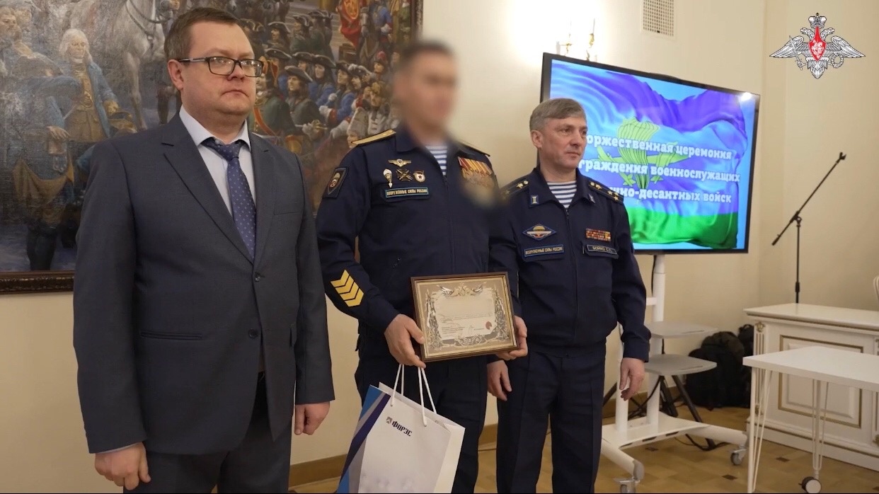 Военнослужащим ВДВ вручили денежные сертификаты за подбитые танки производства стран НАТО