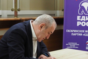 Сергей Неверов поставил подпись в поддержку кандидатуры Владимира Путина на президентских выборах