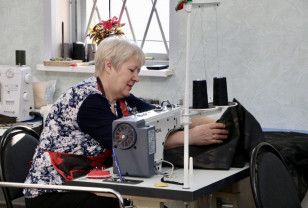 Сенатор Артём Малащенков приобрёл швейную машинку для волонтёров «Ваш Тыл67» в Починке