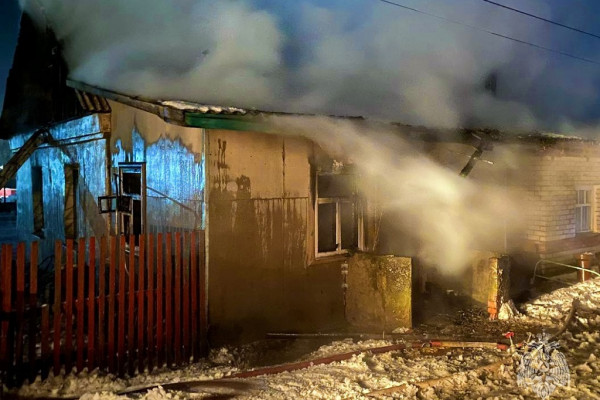 В Рославльском районе горел двухквартирный жилой дом